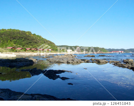 穏やかな水面の磯の景色 穏やかな水面の磯の景色 126451843