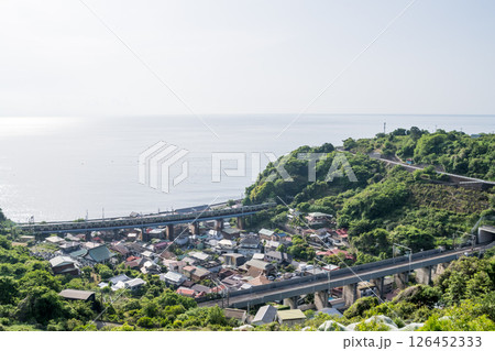 【東海道本線】海沿いを走行する普通列車 【東海道本線】海沿いを走行する普通列車 126452333