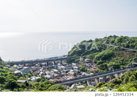 【東海道本線】海沿いを走行する普通列車 126452334