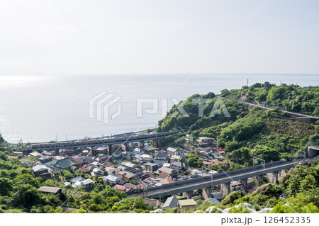 【東海道本線】海沿いを走行する普通列車 126452335