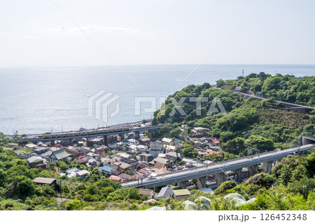 【東海道本線】海沿いを走行する普通列車と新幹線 126452348
