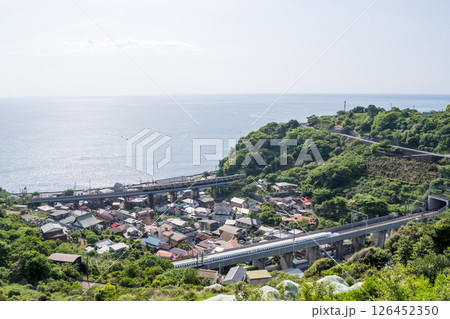 【東海道本線】海沿いを走行する普通列車と新幹線 【東海道本線】海沿いを走行する普通列車と新幹線 126452350