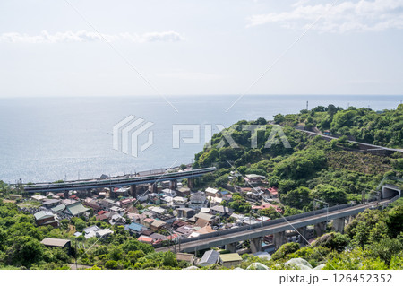 【東海道本線】海沿いを走行する特急踊り子 126452352