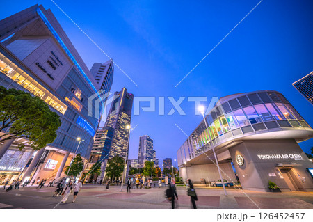 日本の東京都市景観 桜木町駅前やランドマークタワー、エアキャビンの桜木町駅などを望む 126452457
