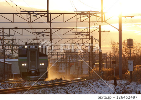 早朝の複線区間を札幌に向け走る千歳線普通列車　733系 126452497
