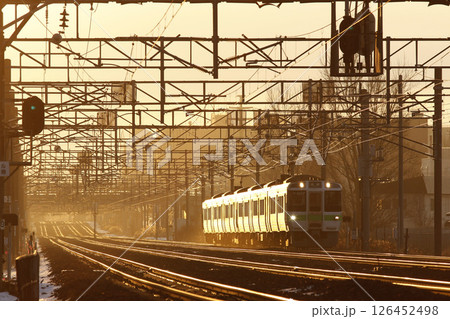 早朝の複線区間を札幌に向け走る函館本線普通列車 721系 早朝の複線区間を札幌に向け走る函館本線普通列車 721系 126452498
