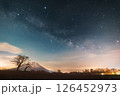 羊蹄山と双子のさくらんぼの木と天の川 126452973