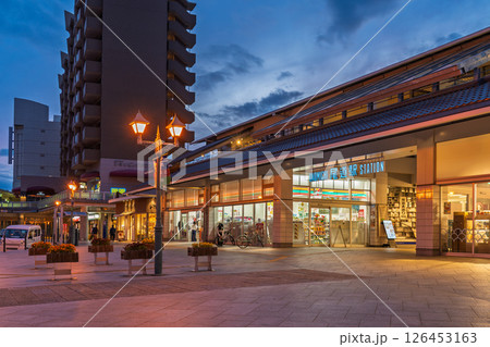 《広島県》尾道駅の夕暮れ 126453163