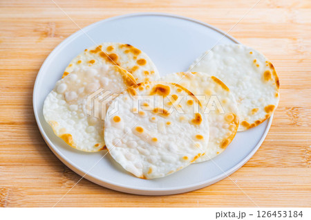 餃子の皮で作ったカリカリ煎餅 126453184