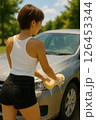 夏洗車をする女性 126453344
