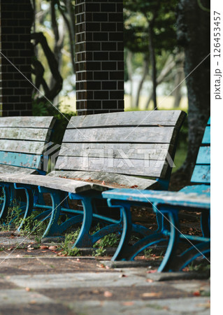 公園にあるベンチ 126453457