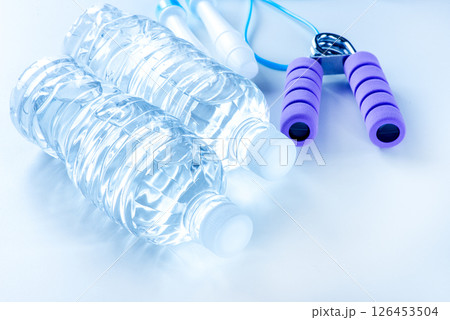 水の入ったペットボトル　スポーツイメージ 126453504