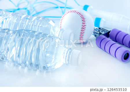 水の入ったペットボトル スポーツイメージ 水の入ったペットボトル スポーツイメージ 126453510