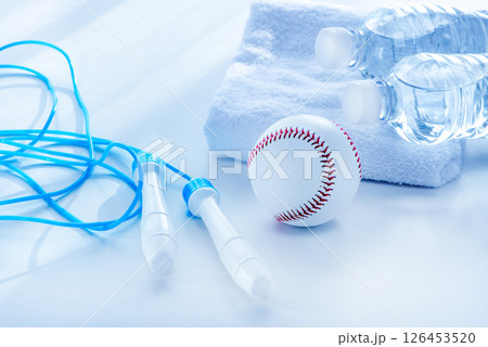 水の入ったペットボトル　スポーツイメージ 126453520