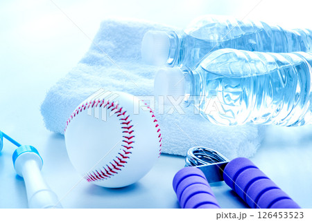 水の入ったペットボトル　スポーツイメージ 126453523