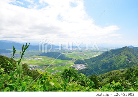 賤ケ岳山頂から見る滋賀の街並み（滋賀県） 126453902