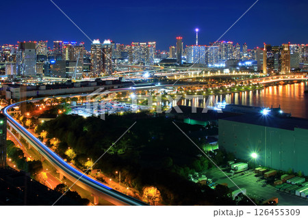 ゆりかもめの光跡と東京の夜景 126455309