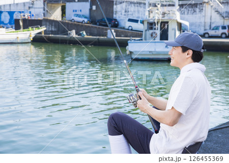 釣りを楽しむ男性 釣りを楽しむ男性 126455369