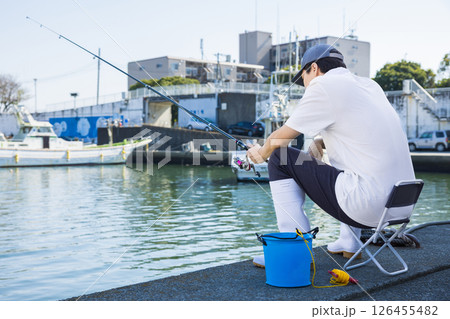 釣りを楽しむ男性 釣りを楽しむ男性 126455482