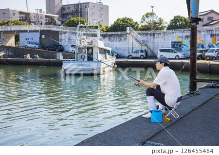 釣りを楽しむ男性 126455484