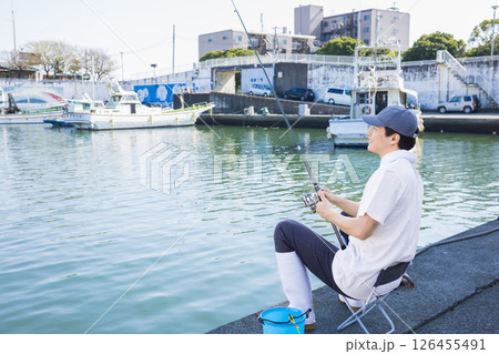 釣りを楽しむ男性 釣りを楽しむ男性 126455491