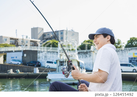 釣りを楽しむ男性 126455492