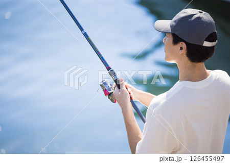 釣りを楽しむ男性 釣りを楽しむ男性 126455497
