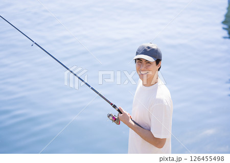 釣りを楽しむ男性 126455498