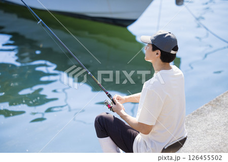釣りを楽しむ男性 126455502