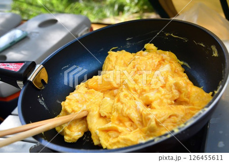 キャンプ飯 スクランブルエッグ キャンプ飯 スクランブルエッグ 126455611