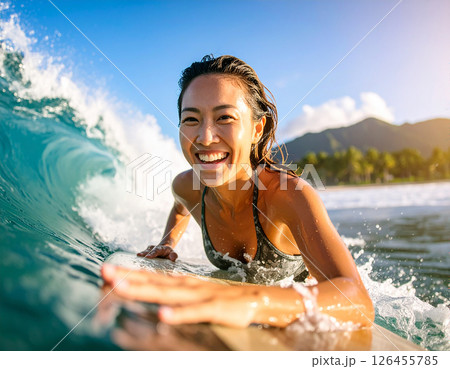 サーフィンを習い始めたばかりの若い女性 126455785