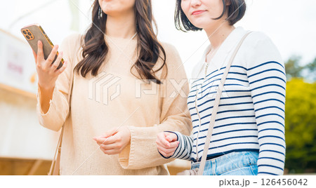 観光中の女性 126456042