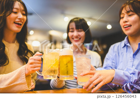 居酒屋で乾杯をする20代の女性 居酒屋で乾杯をする20代の女性 126456043