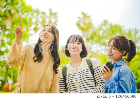 女性の観光旅行のワンシーン 女性の観光旅行のワンシーン 126456090