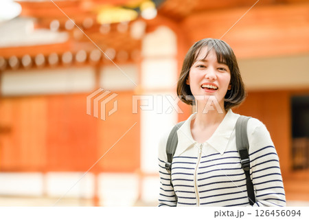 旅行をする女性のポートレート 126456094