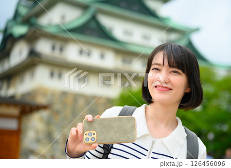 旅行をする女性のポートレート 126456096