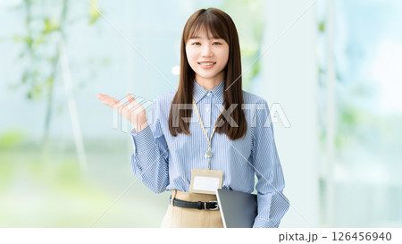手で案内をする女性・ビジネスウーマン 126456940
