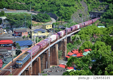東海道本線　早川－根府川　JR貨物　EF66-33（吹田） 126458185