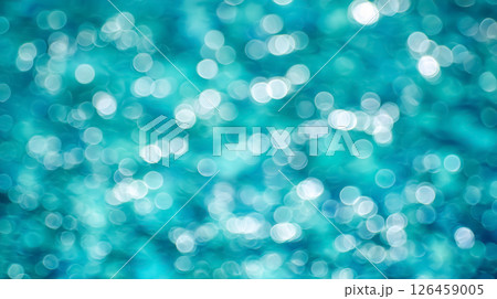 夏の水面に輝く太陽のきらめき、クリアな水面 夏の水面に輝く太陽のきらめき、クリアな水面 126459005