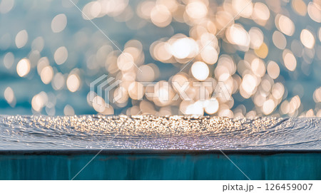 夏の水面に輝く太陽のきらめき、クリアな水面 夏の水面に輝く太陽のきらめき、クリアな水面 126459007