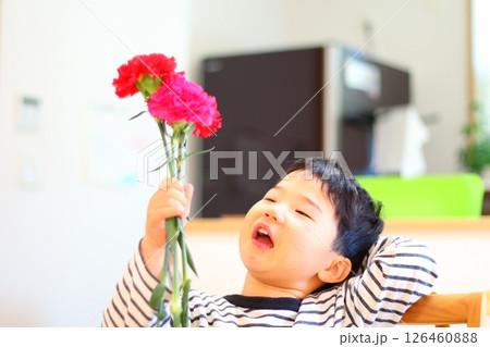 カーネーションを持つ男の子 カーネーションを持つ男の子 126460888