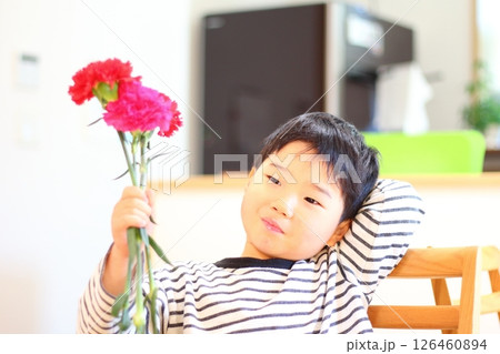 カーネーションを持つ男の子 126460894