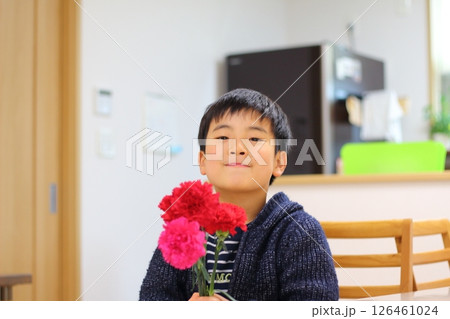 カーネーションを持つ男の子 カーネーションを持つ男の子 126461024