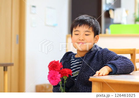 カーネーションを持つ男の子 126461025