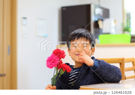 カーネーションを持つ男の子 126461026