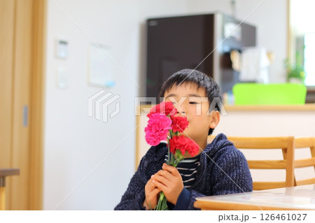 カーネーションを持つ男の子 126461027