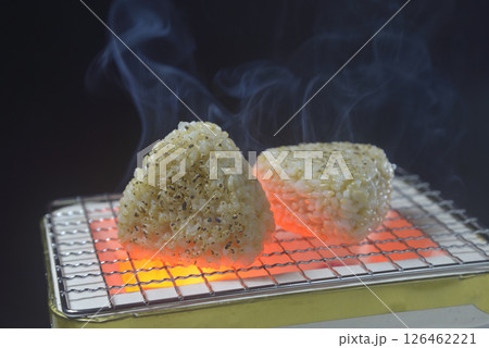 煙り立ち昇る七輪で玄米おにぎりを焼く 煙り立ち昇る七輪で玄米おにぎりを焼く 126462221