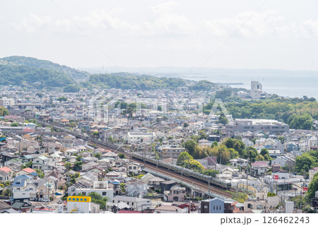 【東海道本線】海沿いの街を走行する普通列車 【東海道本線】海沿いの街を走行する普通列車 126462243