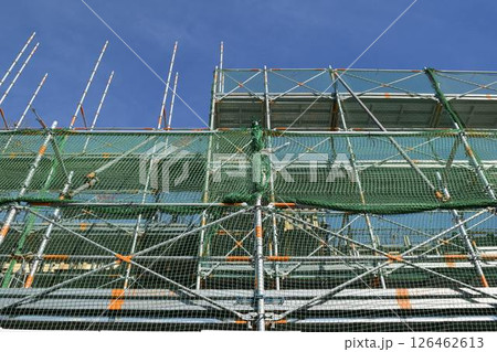 建設工事現場に設置された足場 建設工事現場に設置された足場 126462613