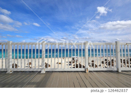 中米メキシコのリゾート地カンクンのドルフィンビーチ 126462837